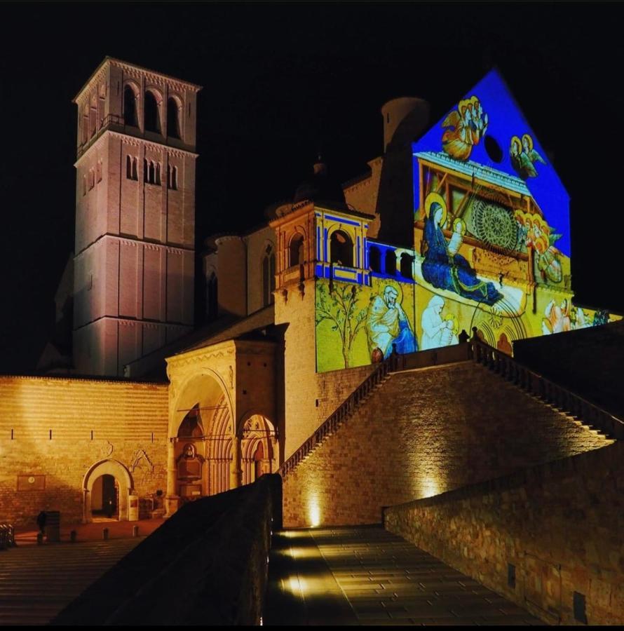 Francesco House Family Apartment Assisi Bagian luar foto